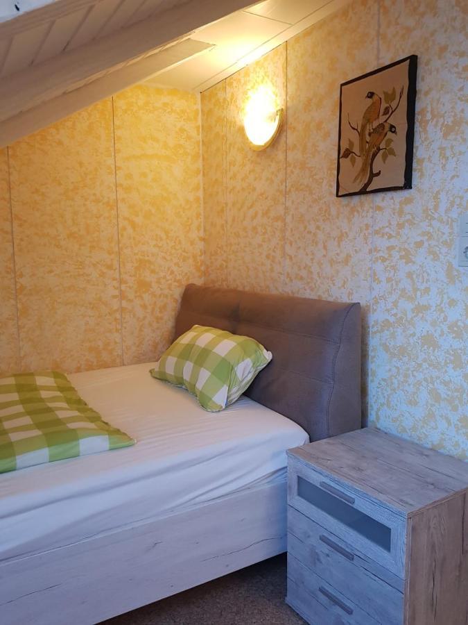 Sonnige Ruhige Dachzimmer Inkl Wifi Plus Kaffee Mit Wg Dusche Und Neuer Kueche Lörrach Εξωτερικό φωτογραφία